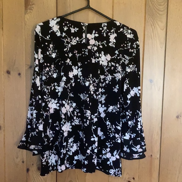 Scoop neck floral blouse - Picture 2 of 3